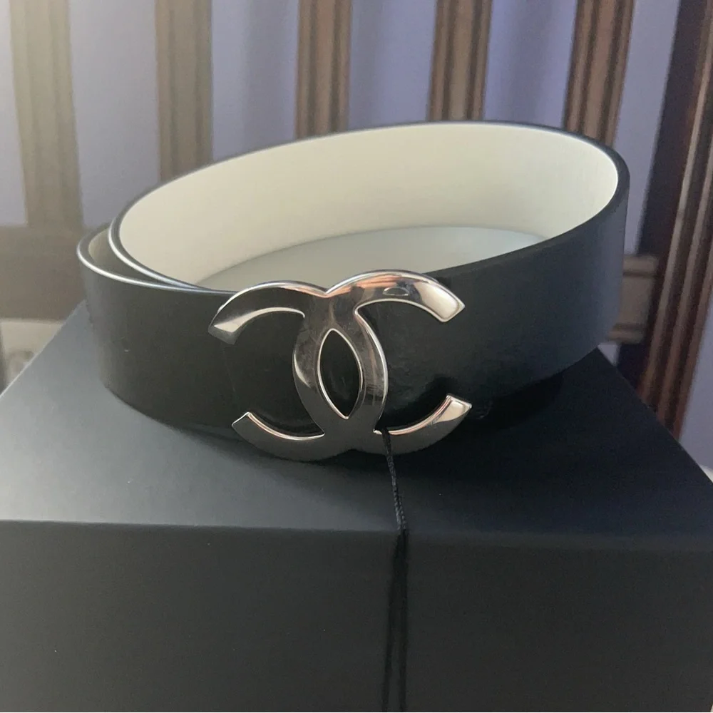 CHANEL ❤️‍🔥❤️‍🔥NEW CC LOGO REVERSIBLE BLACK AND WHITE LEATHER BELT Size 75